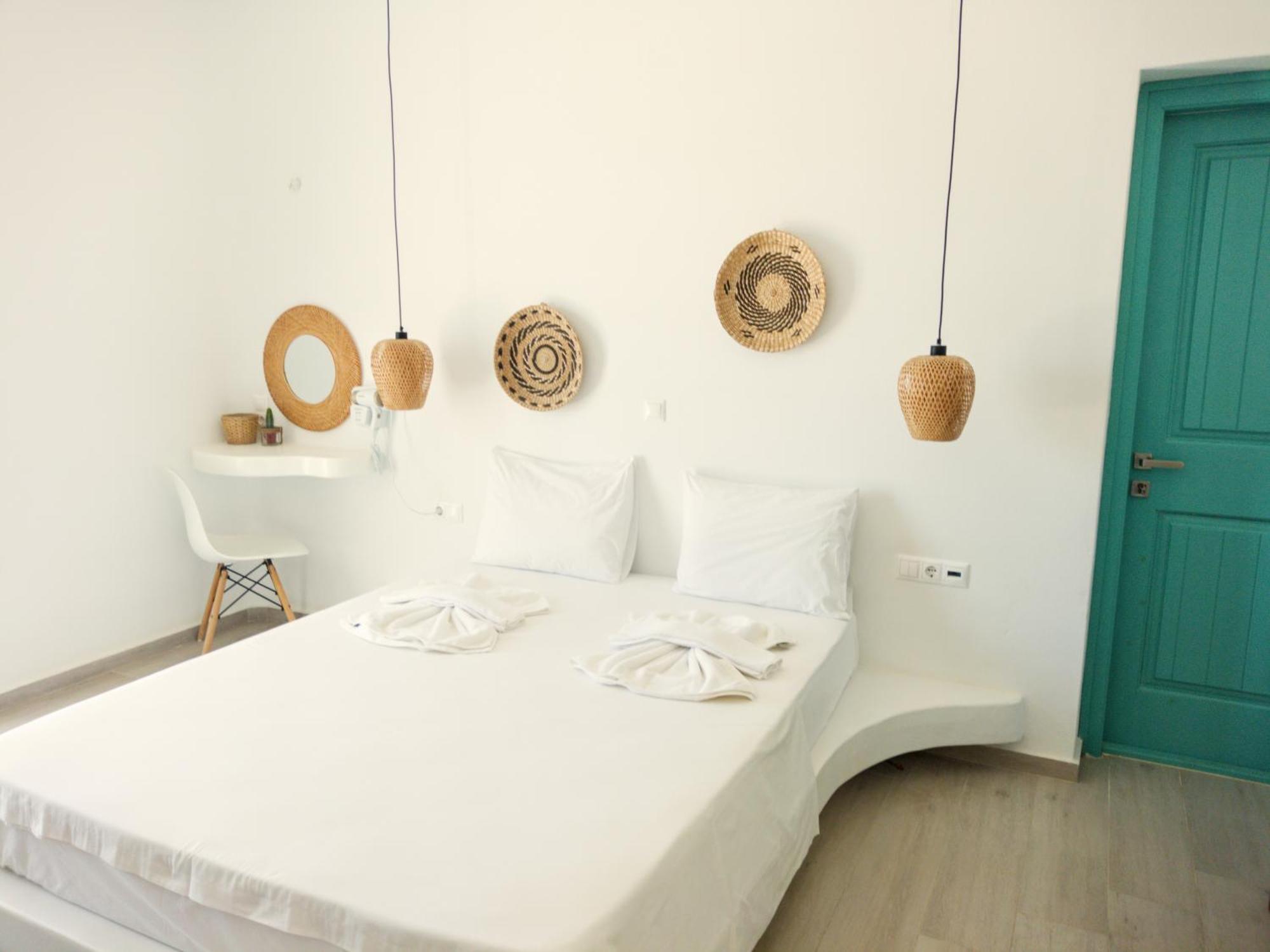 Kalais Sea Vibes, Beachfront Suites - A 10 Minute Drive Away From Naxos Town - Next To The Bus Stop Πλάκα Δωμάτιο φωτογραφία